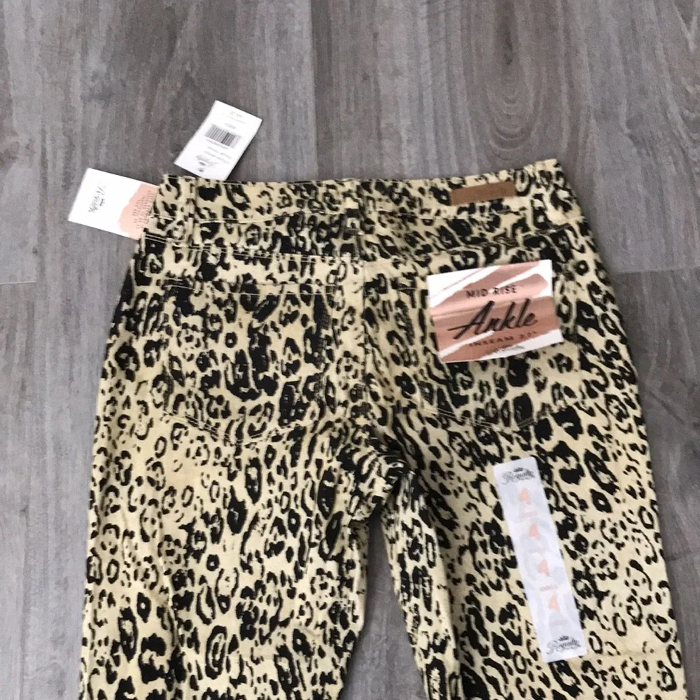 NEW ROYALTY For Me Women's Mid Rise Cheetah Print Ankle JeanPants | 4